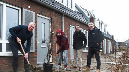 Op de foto: Wethouder Van Leeuwen en de heer Groenewold planten de welkomstboom onder toeziend oog van Martijn Groof van De Kernen.