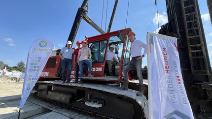 Op de foto: v.l.n.r.. Eric Bressers, projectleider De Kernen, Marius Volleberg, uitvoerder Van der Heijden, Mike Janssen, projectleider Van der Heijden, Martijn de Groof, adjunct-directeur De Kernen, Ferry Verstappen, commercieel directeur Van der Heijden.