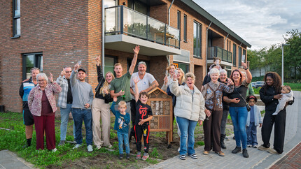 Foto van de nieuwe bewoners voor de woningen en het bijenhotel.
