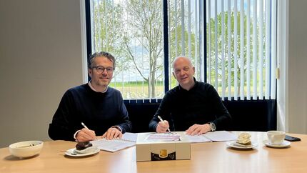 Adjunct directeur Martijn de Groof (De Kernen) en Ferry Verstappen (Van der Heijden) ondertekenen de samenwerking. 